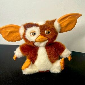 💕Gizmo💕he moves and sings motion activated.